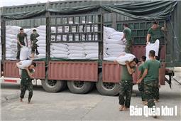 Bộ CHQS tỉnh Lạng Sơn tiếp nhận 2.000 tấn gạo hỗ trợ người dân vùng ngập lụt